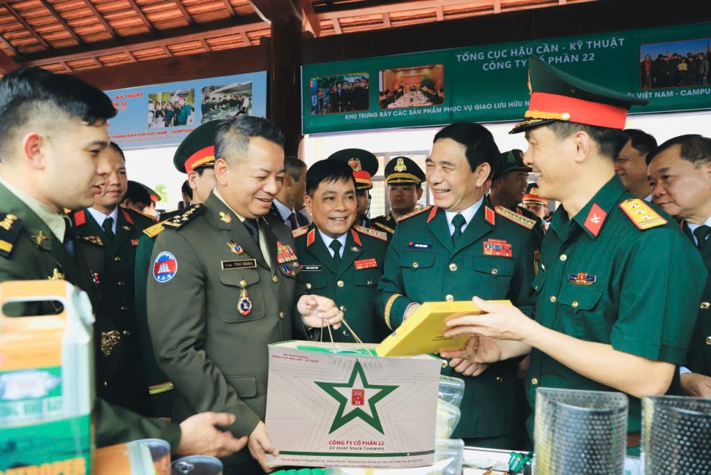 Đại tướng Phan Văn Giang, Bộ trưởng Bộ Quốc phòng Việt Nam và Đại tướng Tea Seiha, Phó thủ tướng Chính phủ, Bộ trưởng Bộ Quốc phòng Campuchia cùng các đại biểu tham quan các sản phẩm do Công ty cổ phần 22 (Tổng cục Hậu cần – Kỹ thuật) sản xuất.