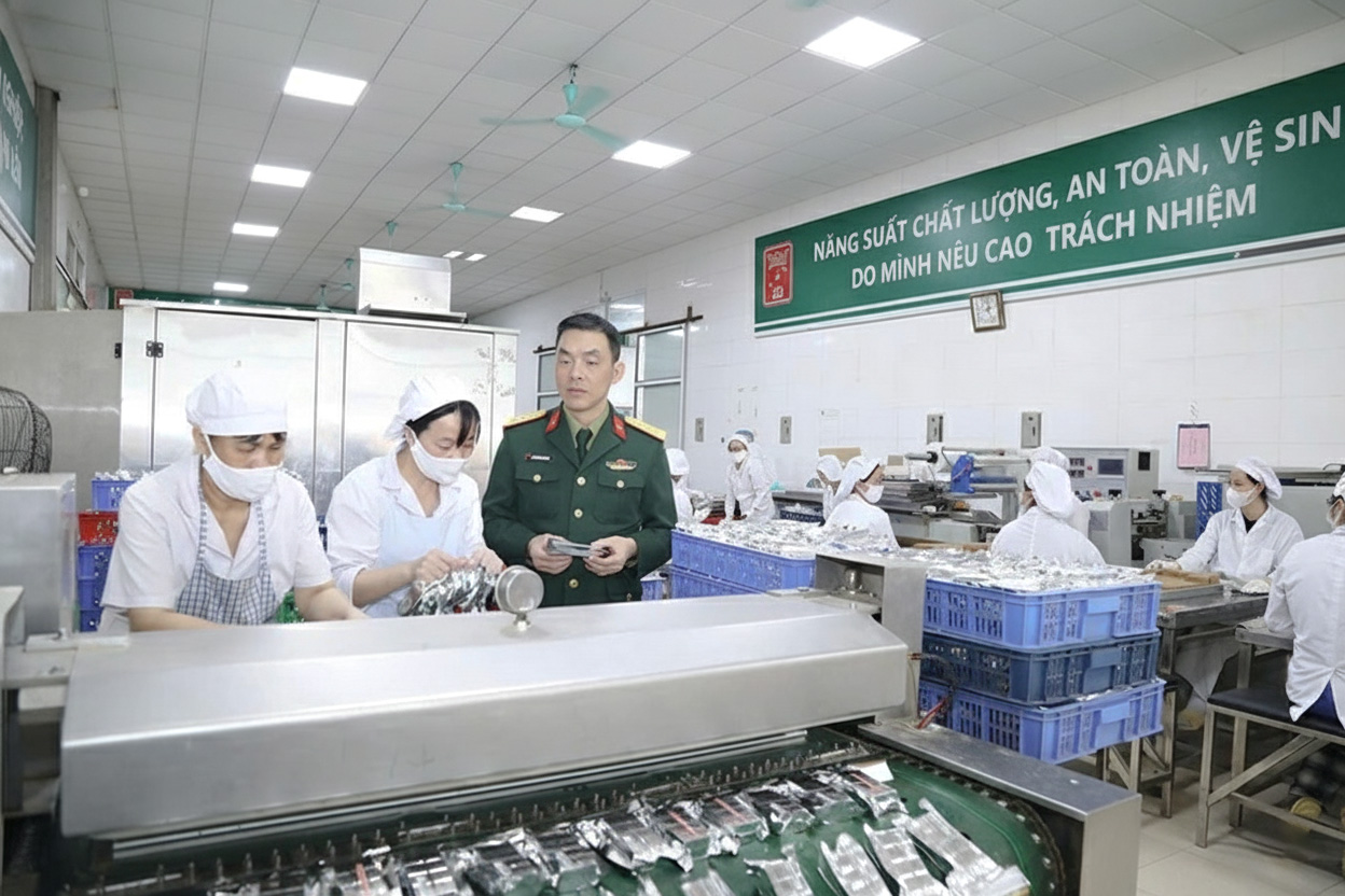 Xuyên đêm sản xuất 30 tấn lương khô hoàn thành nhiệm vụ cứu trợ đồng bào bị ảnh hưởng bởi bão lụt